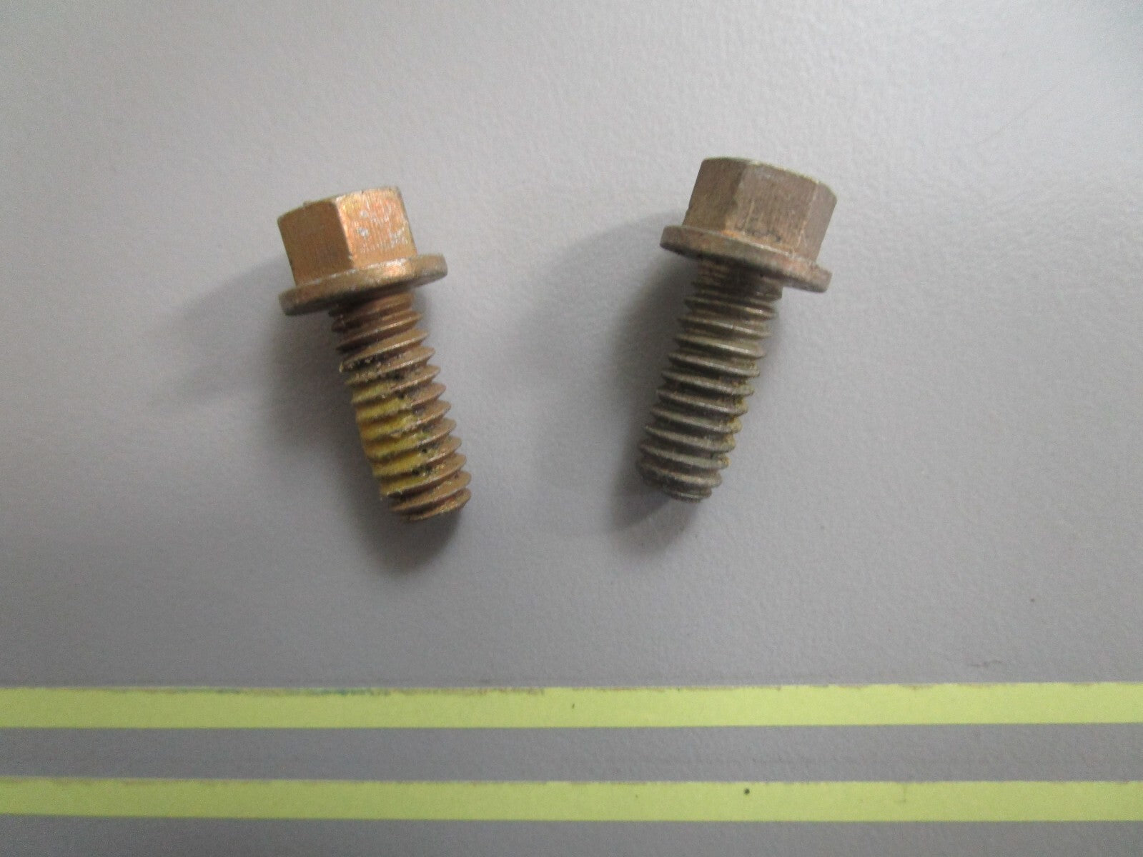 *NEW OEM* (LOT OF 2) 0810 OMC Johnson Evinrude Screw 318468 0318468