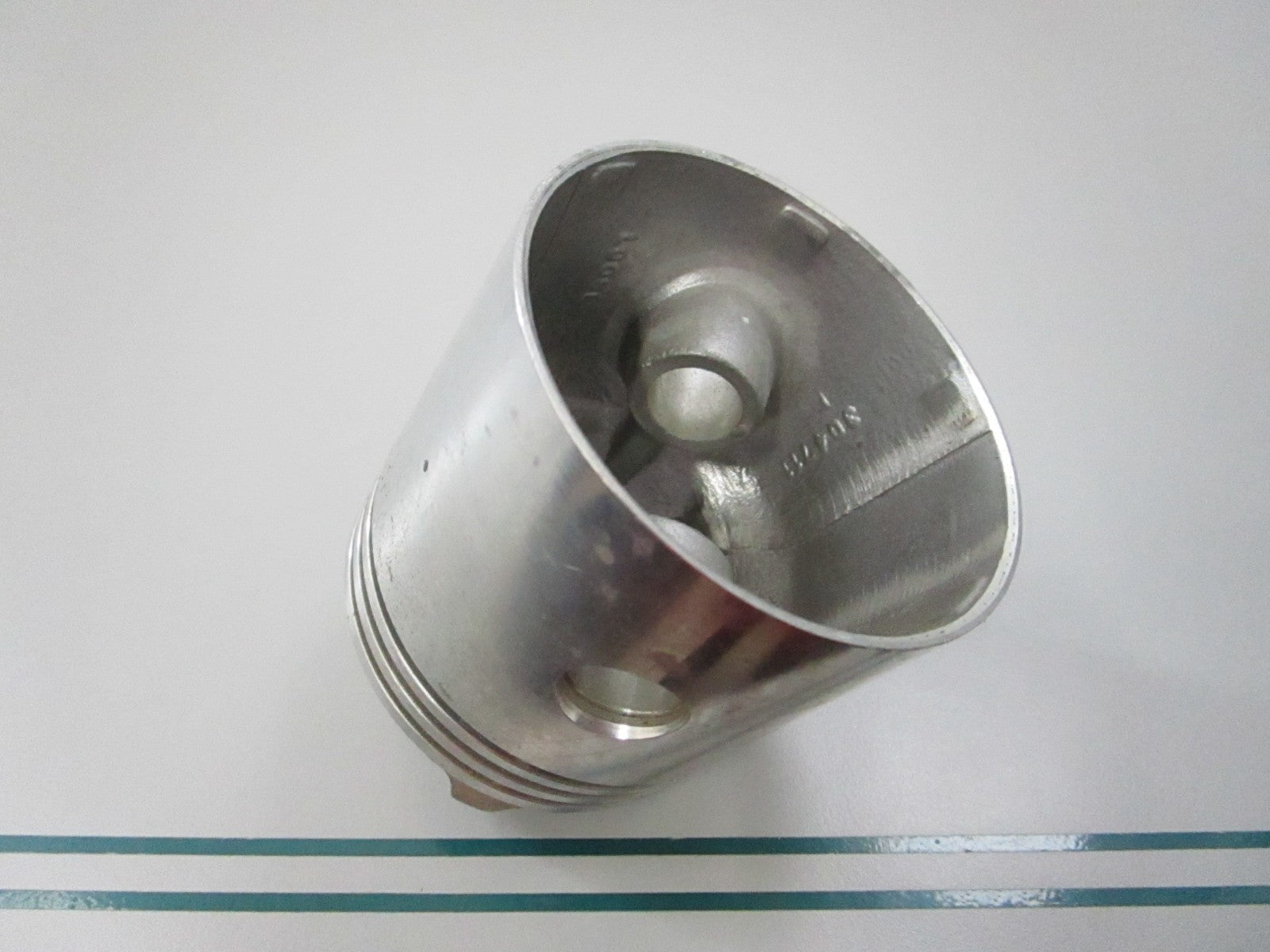 NEW OEM 377073 0377073 OMC Johnson Evinrude Piston 0810