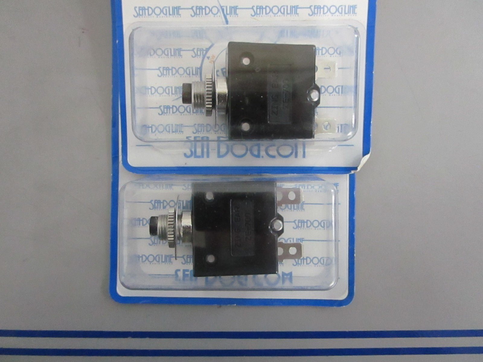 *NEW OEM* (LOT OF 2) 0820 SeaDog 10AMP Bakelite Thermal Circuit Breaker 420810-1