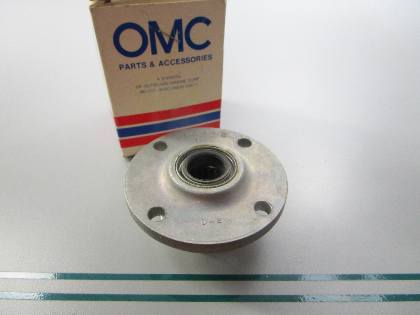 NEW OEM 383119 0383119 OMC Johnson Evinrude Bearing Housing & Seal Ay 0810