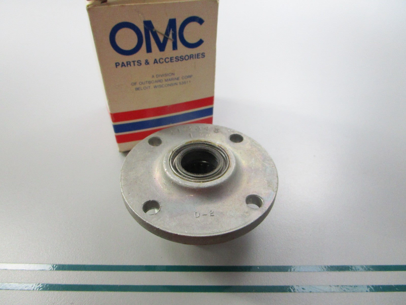 NEW OEM 383119 0383119 OMC Johnson Evinrude Bearing Housing & Seal Ay 0810