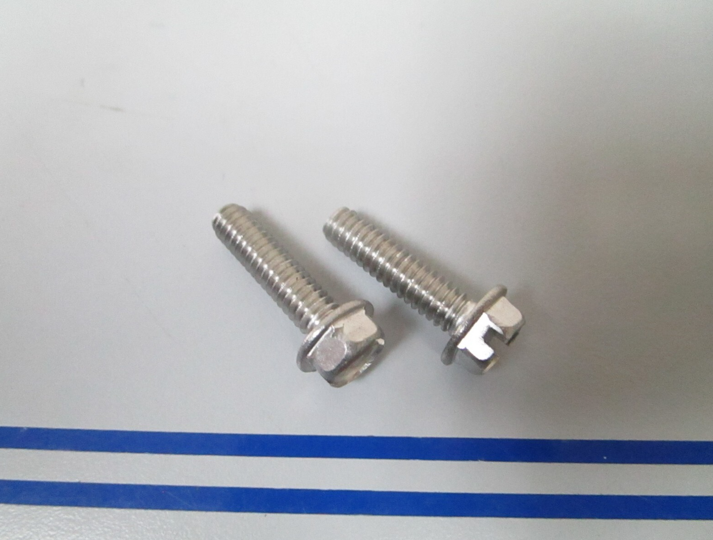 *NEW OEM* (LOT OF 2) 0810 OMC Johnson Evinrude Screw 333710 0333710