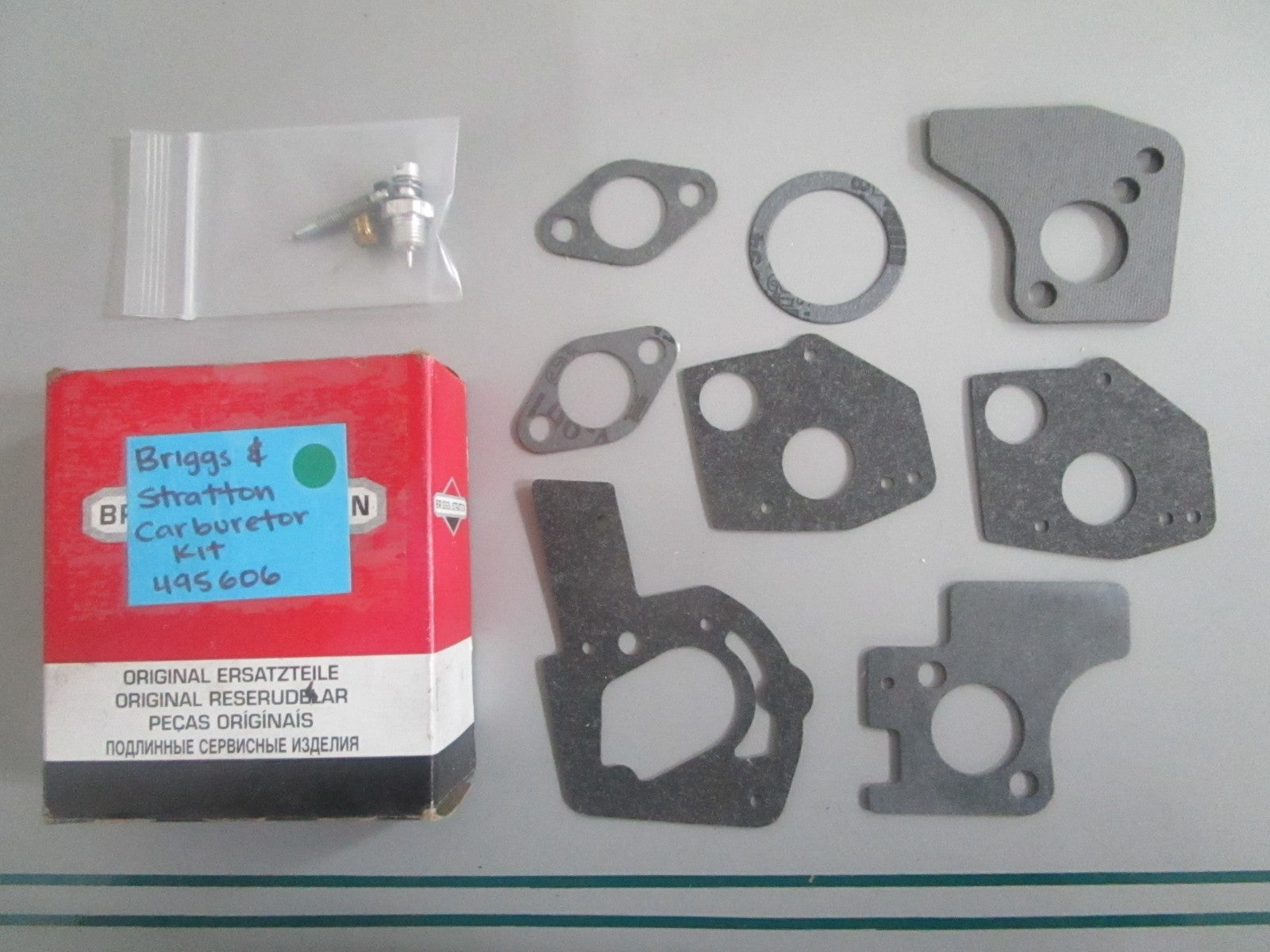 NEW OEM 495606 Briggs & Stratton Carburetor Kit 0820
