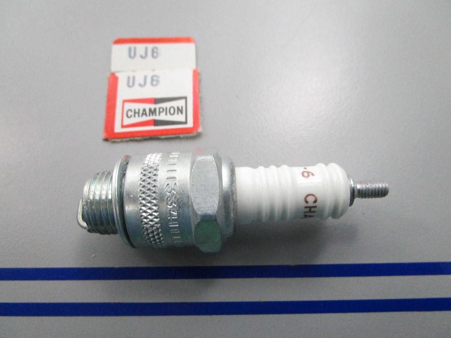 NEW UJ6 Champion Spark Plug 0810