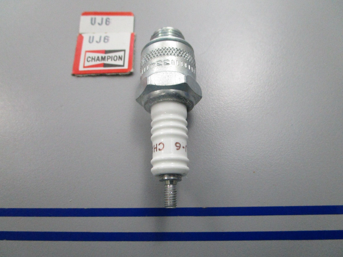 NEW UJ6 Champion Spark Plug 0810