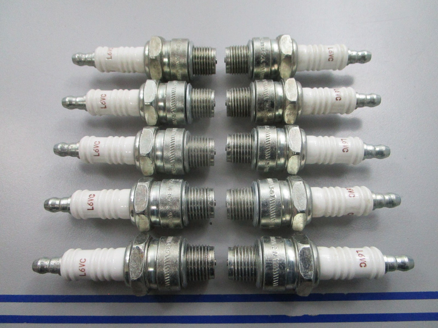 NEW (LOT OF 10) Champion L6VC Spark Plug 0810