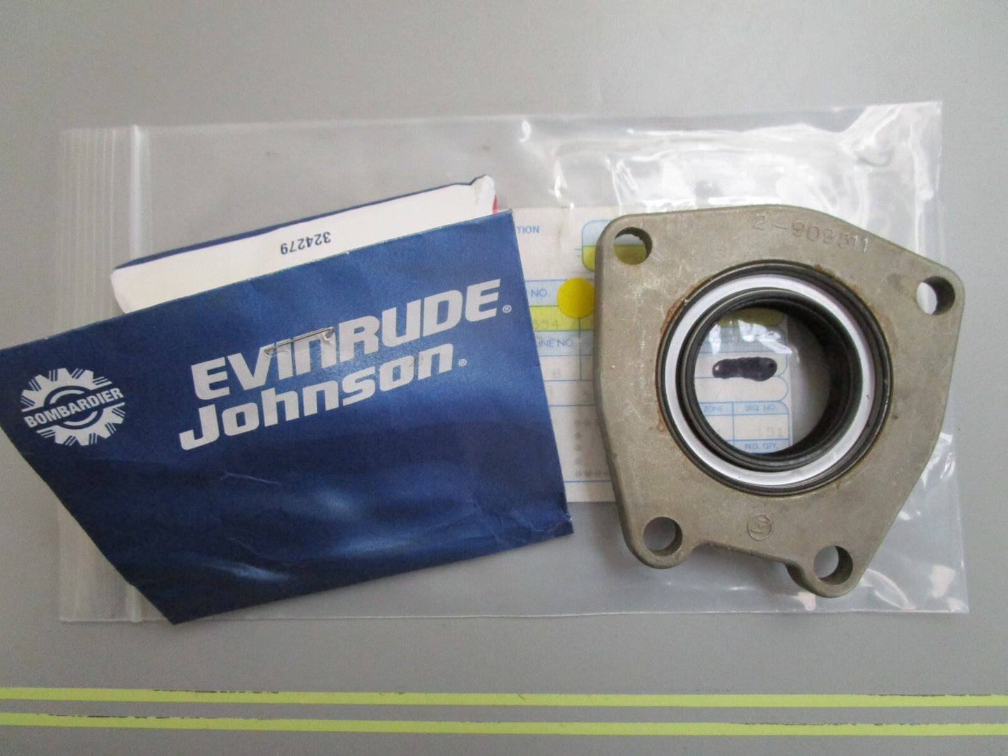 *NEW OEM* 0820 OMC Johnson Evinrude Retainer & Seal Ay 981554 0981554