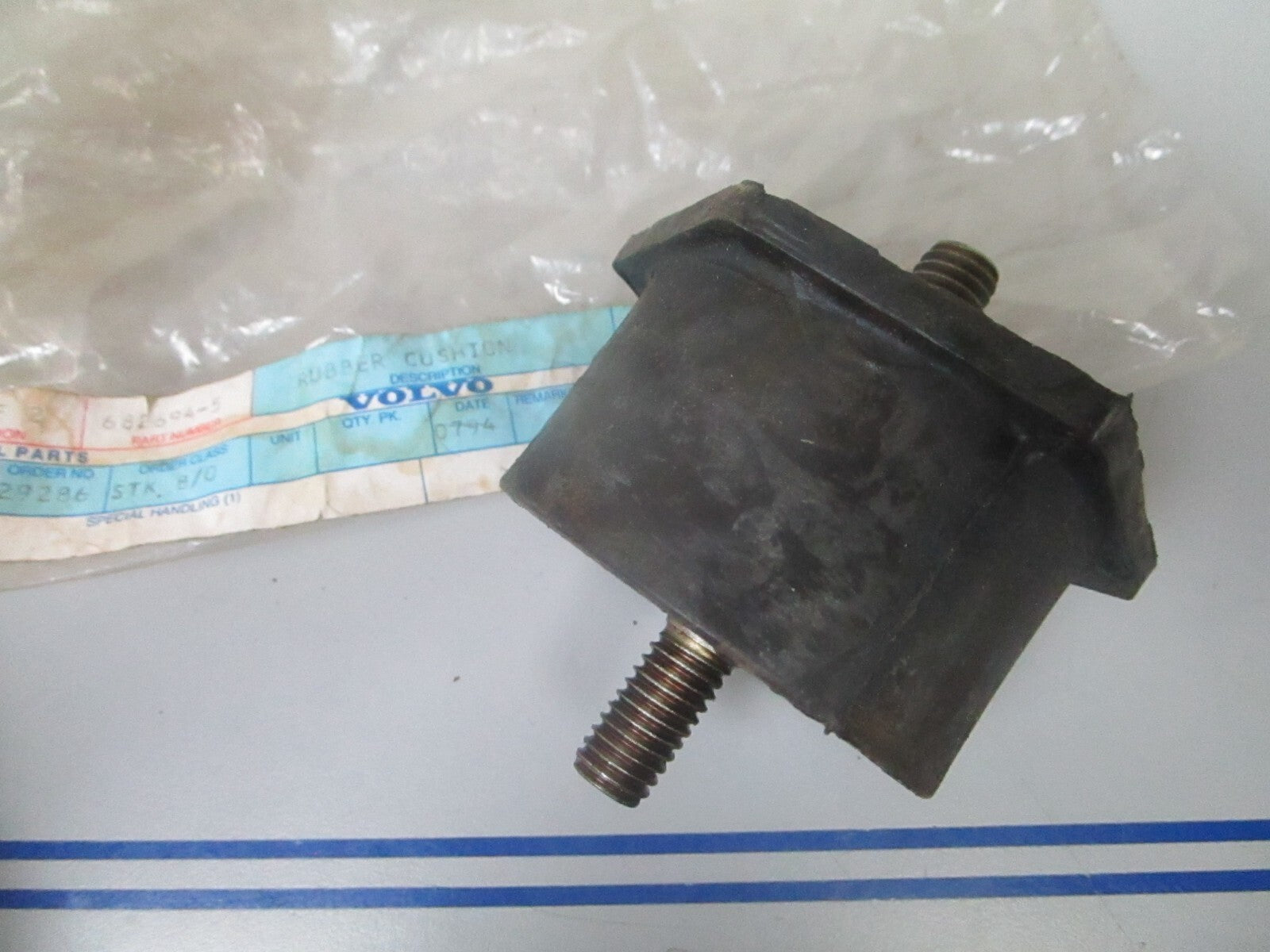 *NEW OEM* 0720 Volvo Penta Rubber Cushion 682694
