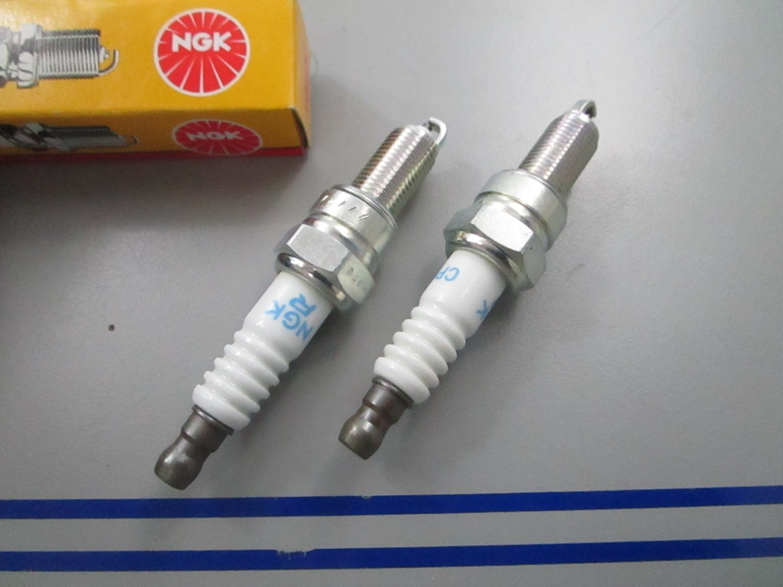 *NEW* (LOT OF 2) 0810 NGK Spark Plug CPR8E