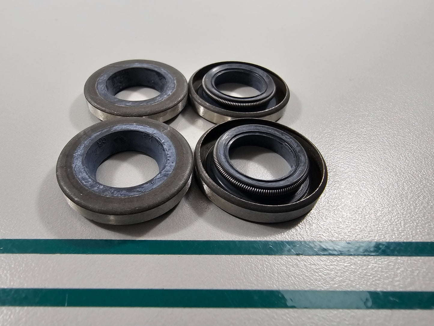 NEW OEM (LOT OF 4) 330327 0330327 OMC Johnson Evinrude Oil Retainer 0810