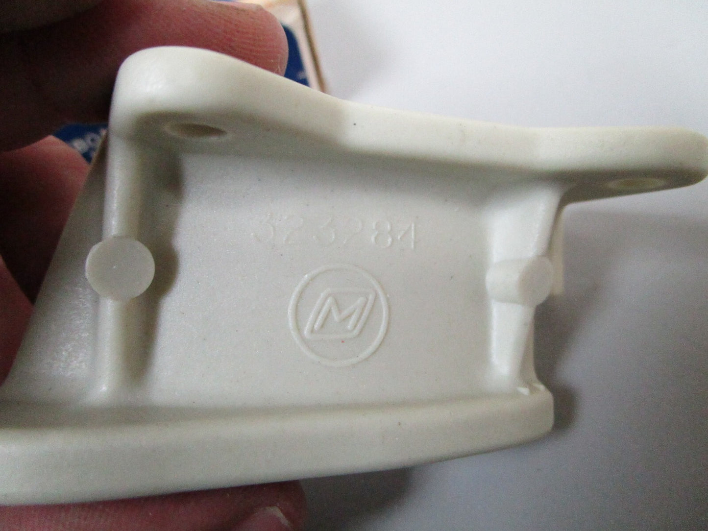 *NEW OEM* 0810 OMC Johnson Evinrude Bracket 323284 0323284