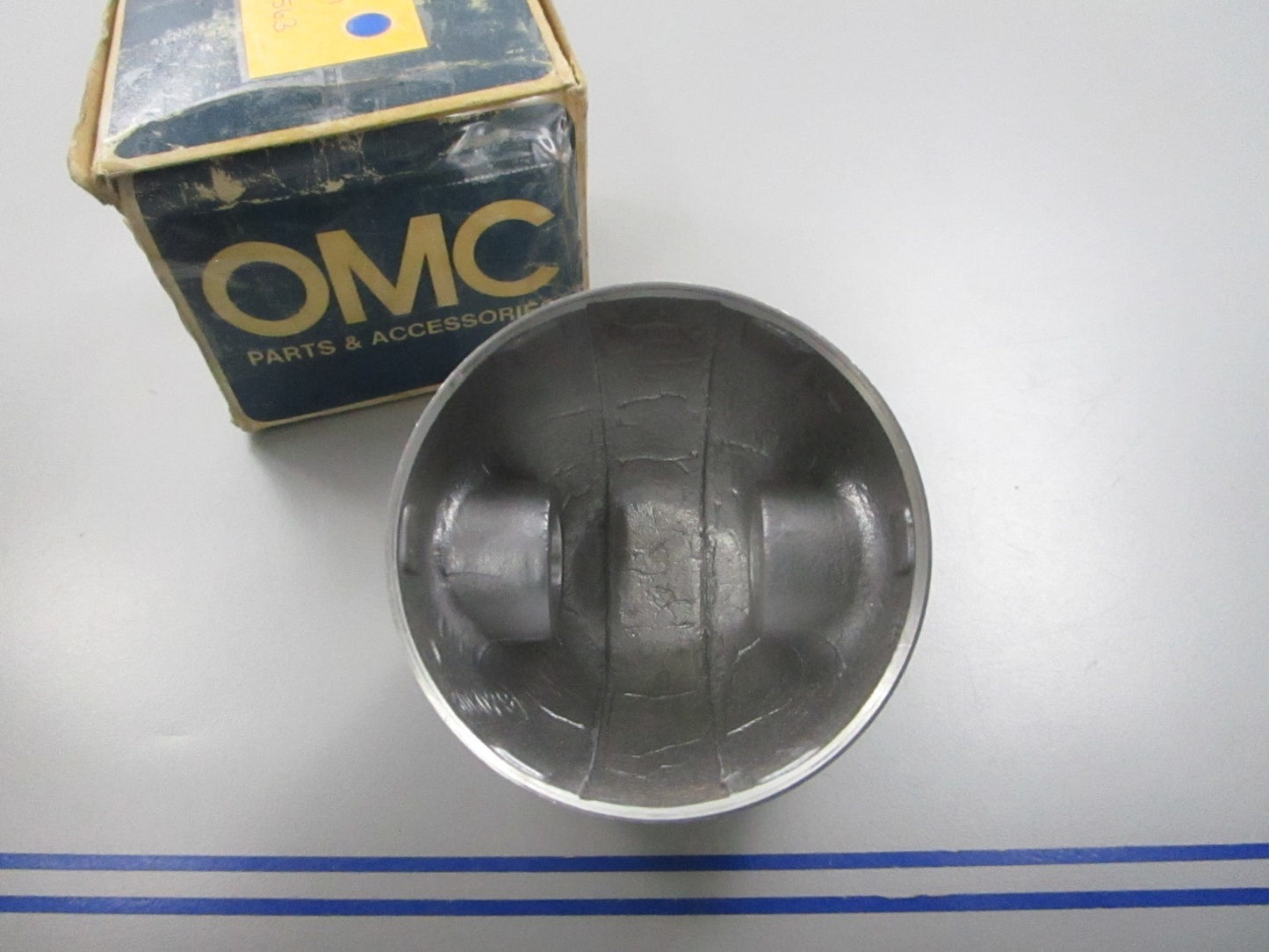 NEW OEM 377563 0377563 OMC Johnson Evinrude Piston 0810