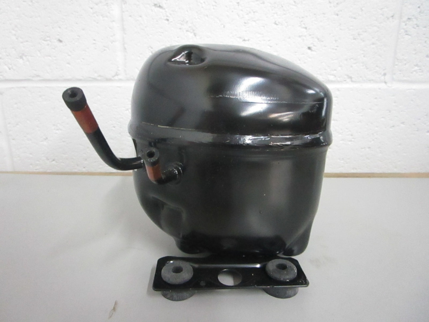 *NEW OEM* 0820 Electrolux Compressor Assy 5304529284
