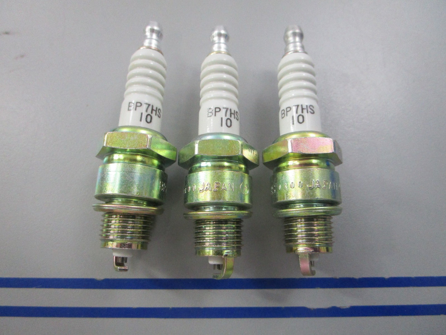 NEW (LOT OF 3) BP7HS-10 NGK Spark Plug 0810