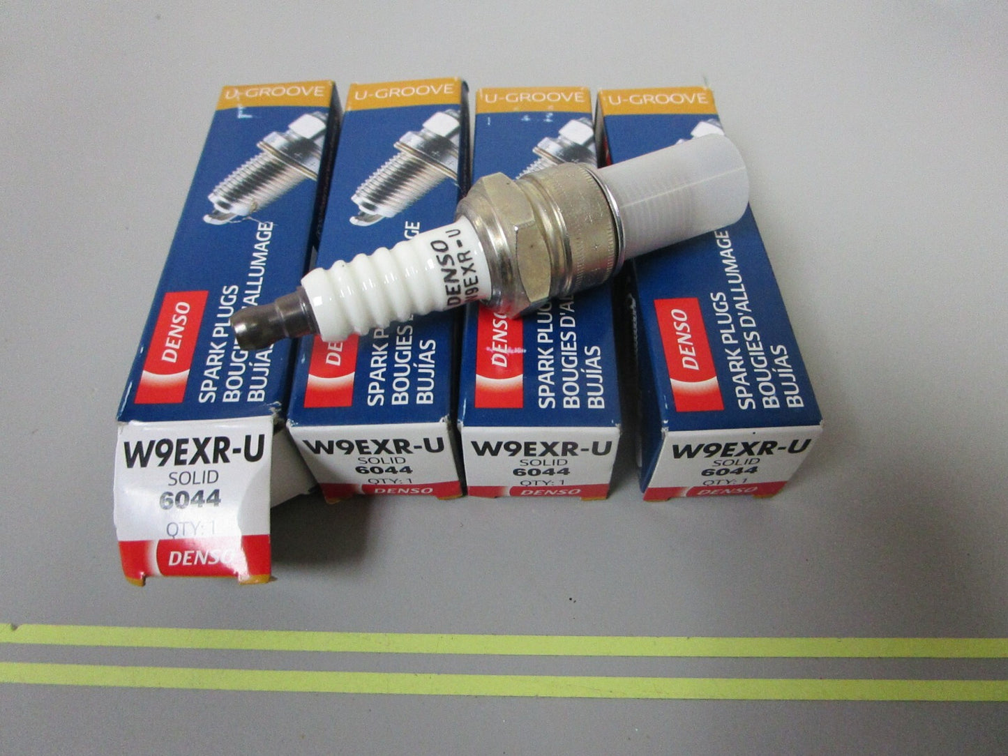 *NEW* (LOT OF 4) 0810 Denso Spark Plug W9EXR-U 6044