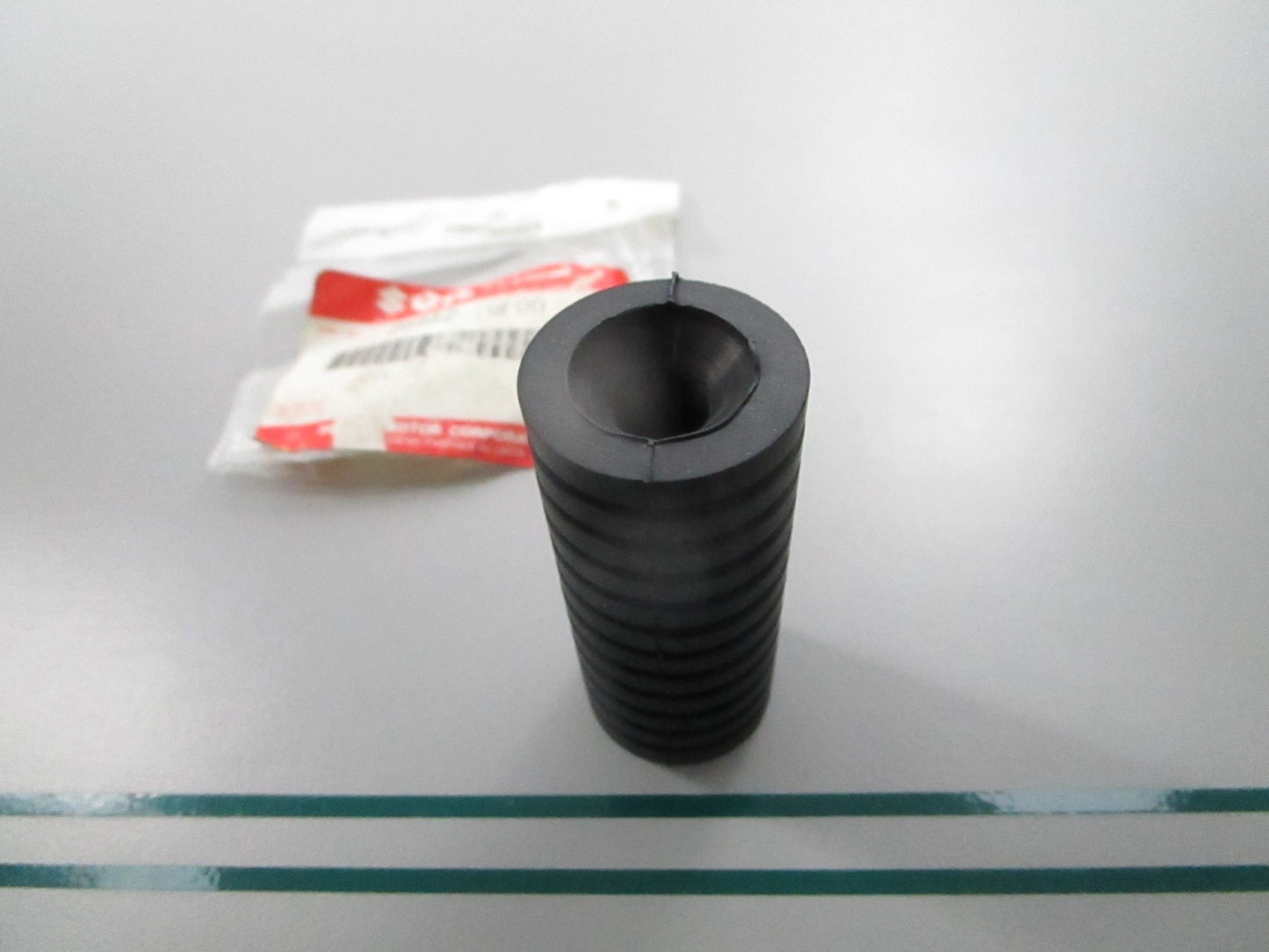 NEW OEM 25652-10F00 Suzuki Rubber 0810