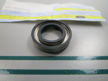NEW OEM 321481 0321481 OMC Johnson Evinrude Oil Retainer 0810