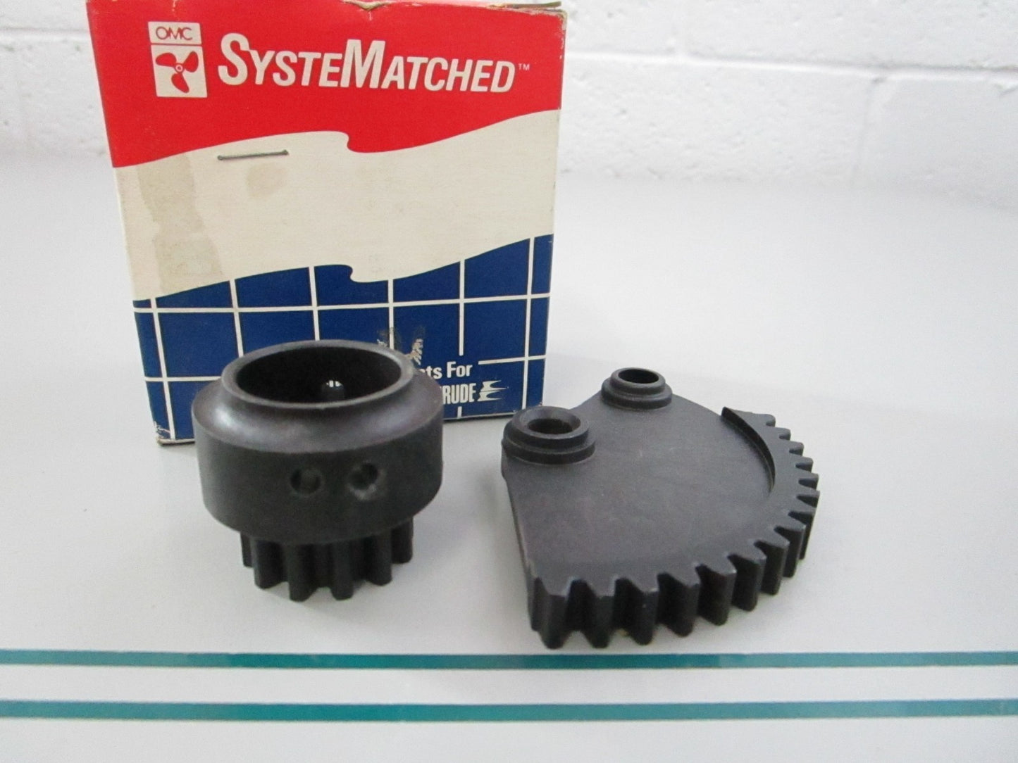 NEW OEM 393124 0393124 OMC Johnson Evinrude Steering Gear 0810