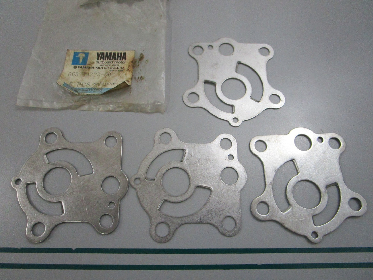 NEW OEM (LOT OF 4) 663-44323-00-00 Yamaha Water Pump Plate 0810