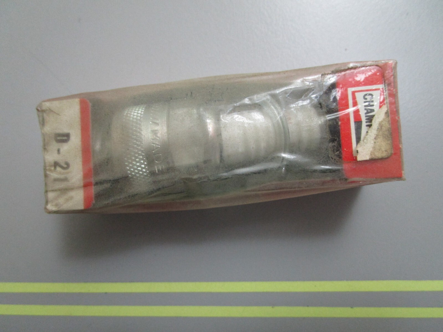 *NEW*  0810 Champion Spark Plug D-21