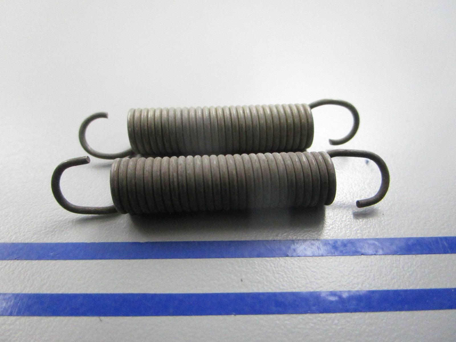 NEW OEM (LOT OF 2) 302736 0302736 OMC Johnson Evinrude Spring 0810