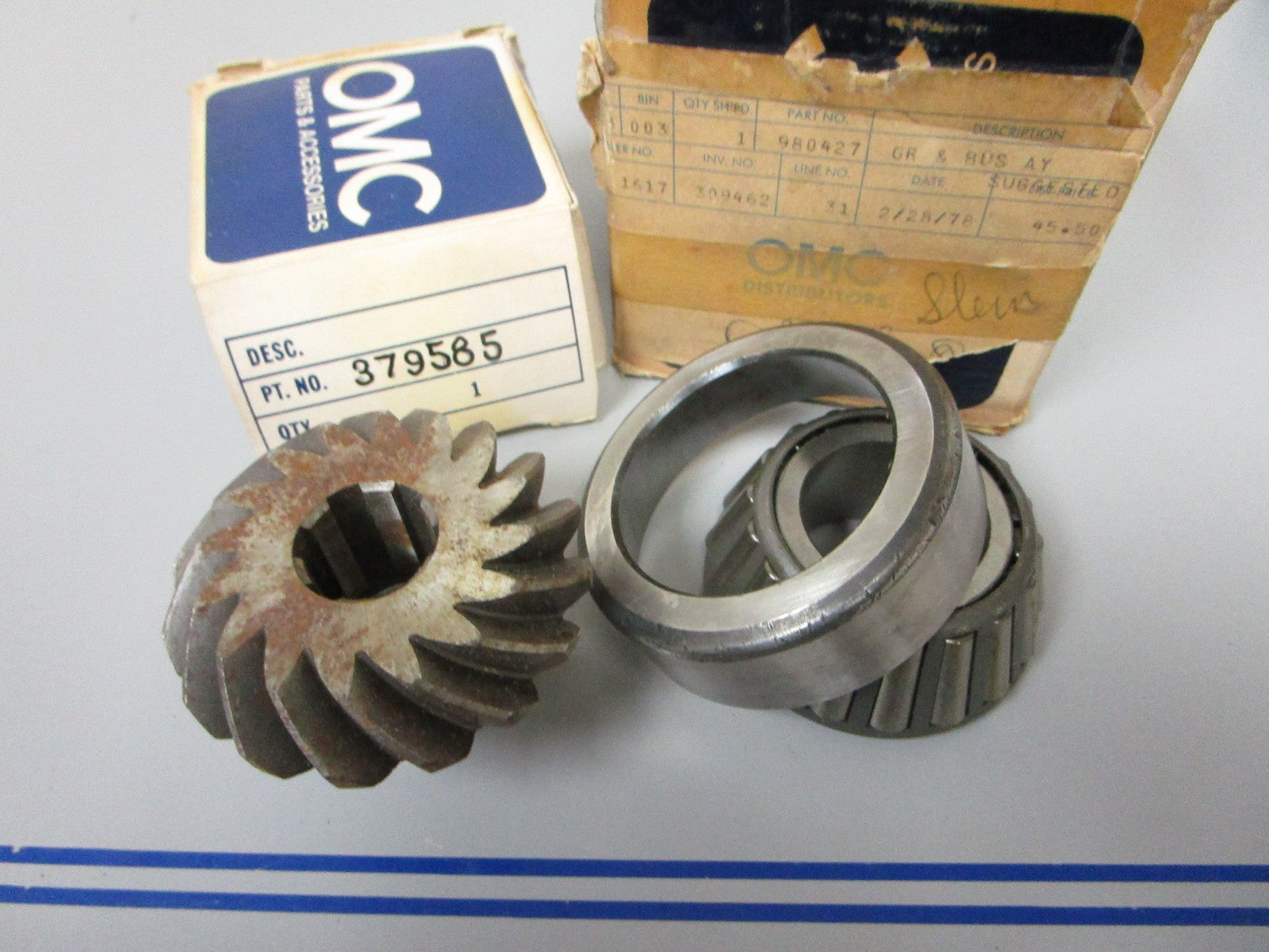 NEW OEM  980427 0982427 OMC Johnson Evinrude Pinion Gear & Bearing 0720