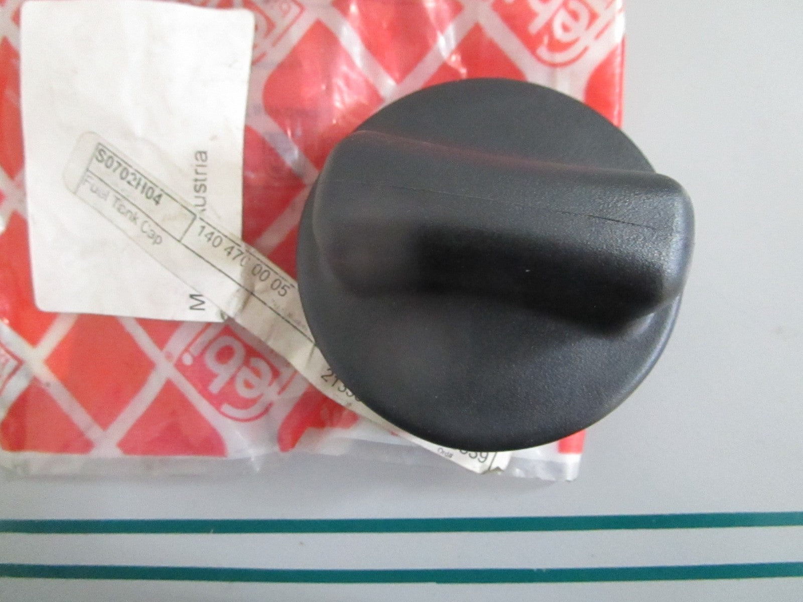 NEW OEM 1404700005 Mercedes-Benz Fuel Tank Cap 0820