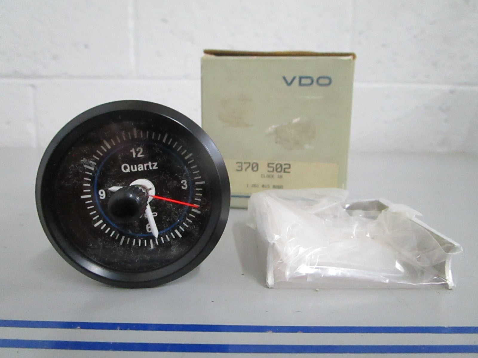 NEW OEM 1 261 015 026D 370-502 VDO Clock 0820