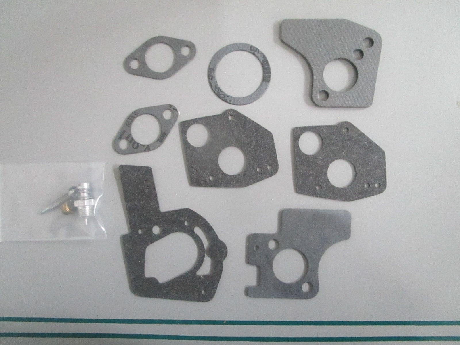 NEW OEM 495606 Briggs & Stratton Carburetor Kit 0820