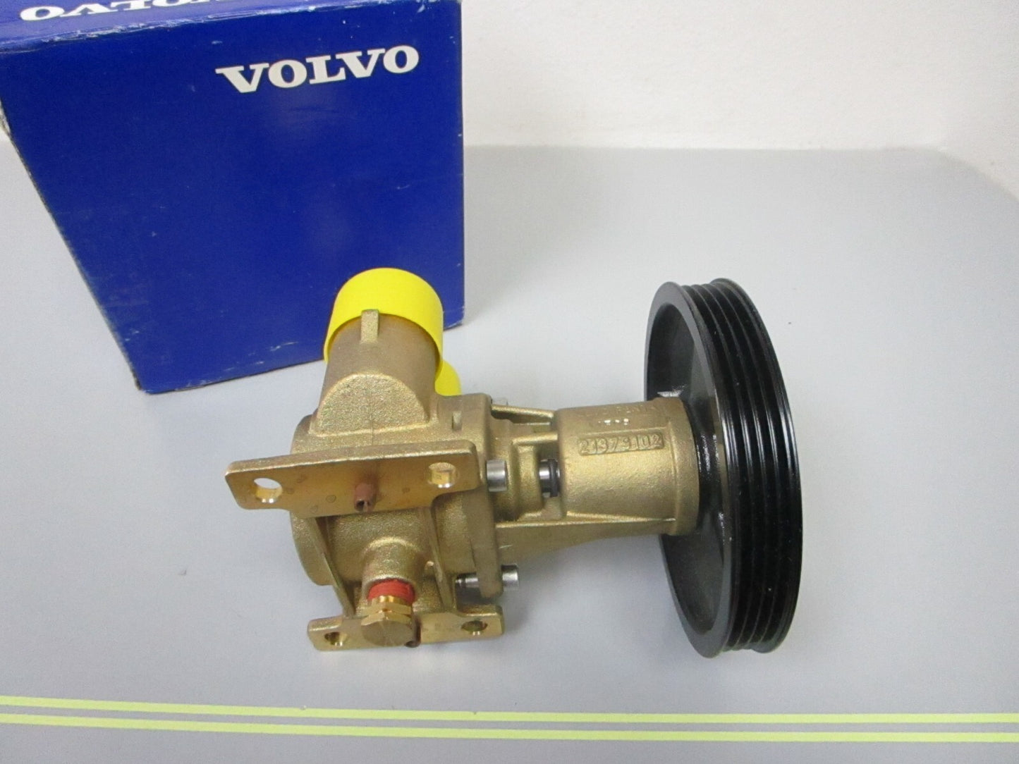 *NEW OEM* 0720 Volvo Raw Sea Water Pump 21379102