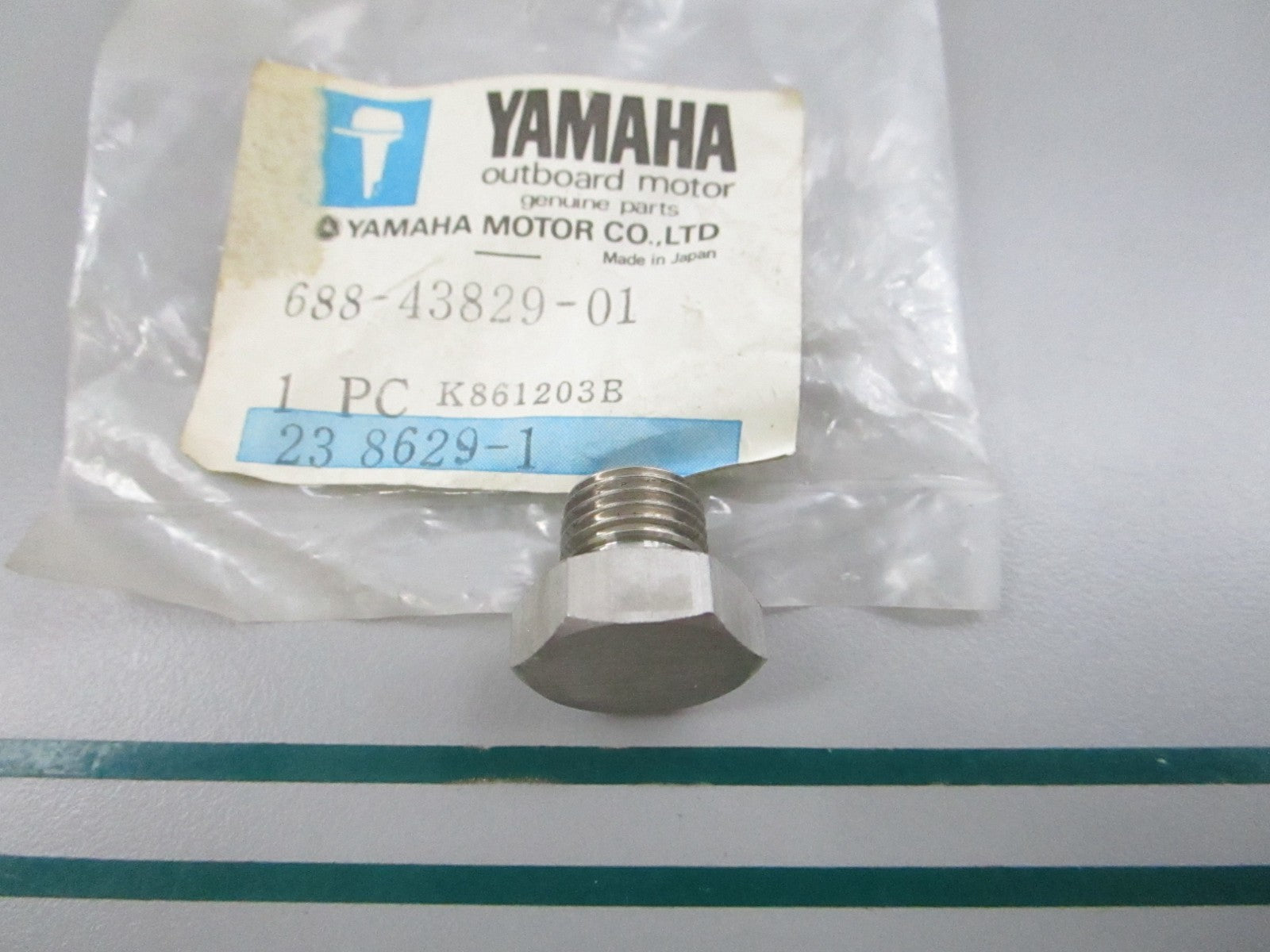 NEW OEM 688-43829-01-00 Yamaha Plug 0810