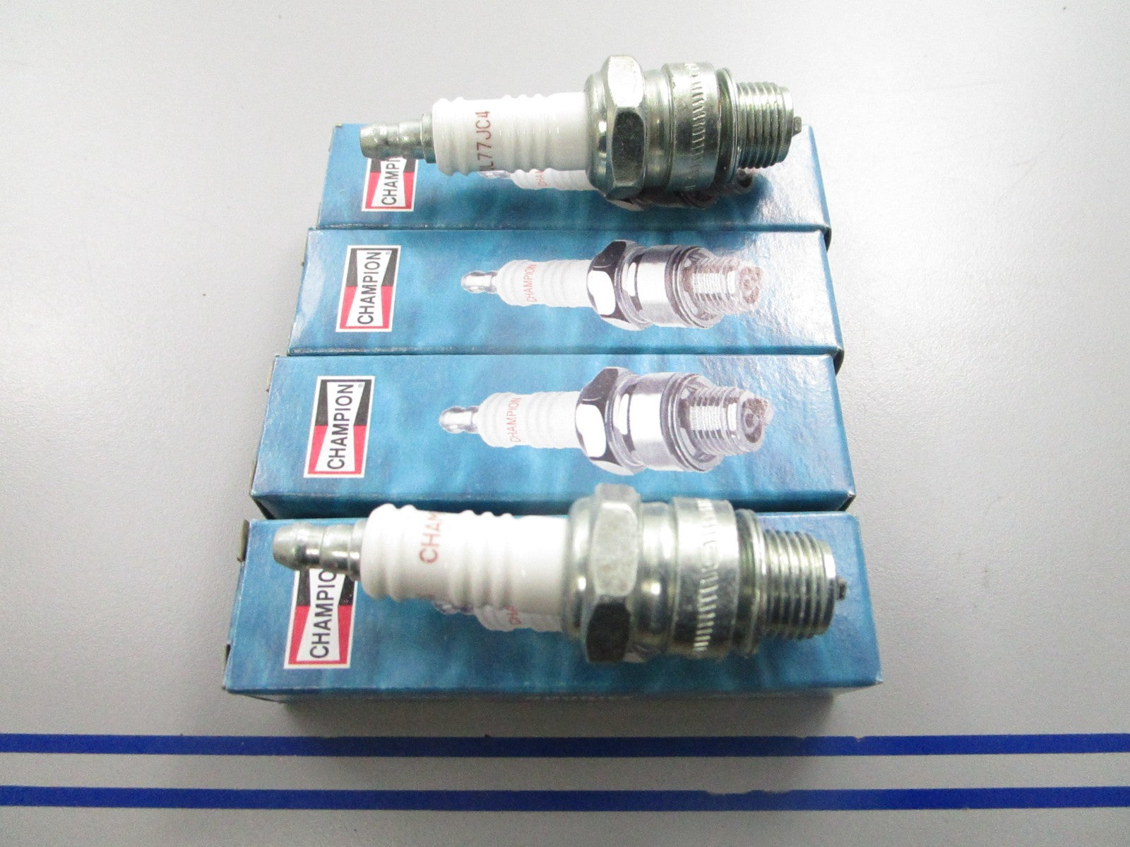 *NEW* (LOT OF 4) 0810 Champion Spark Plug 828M