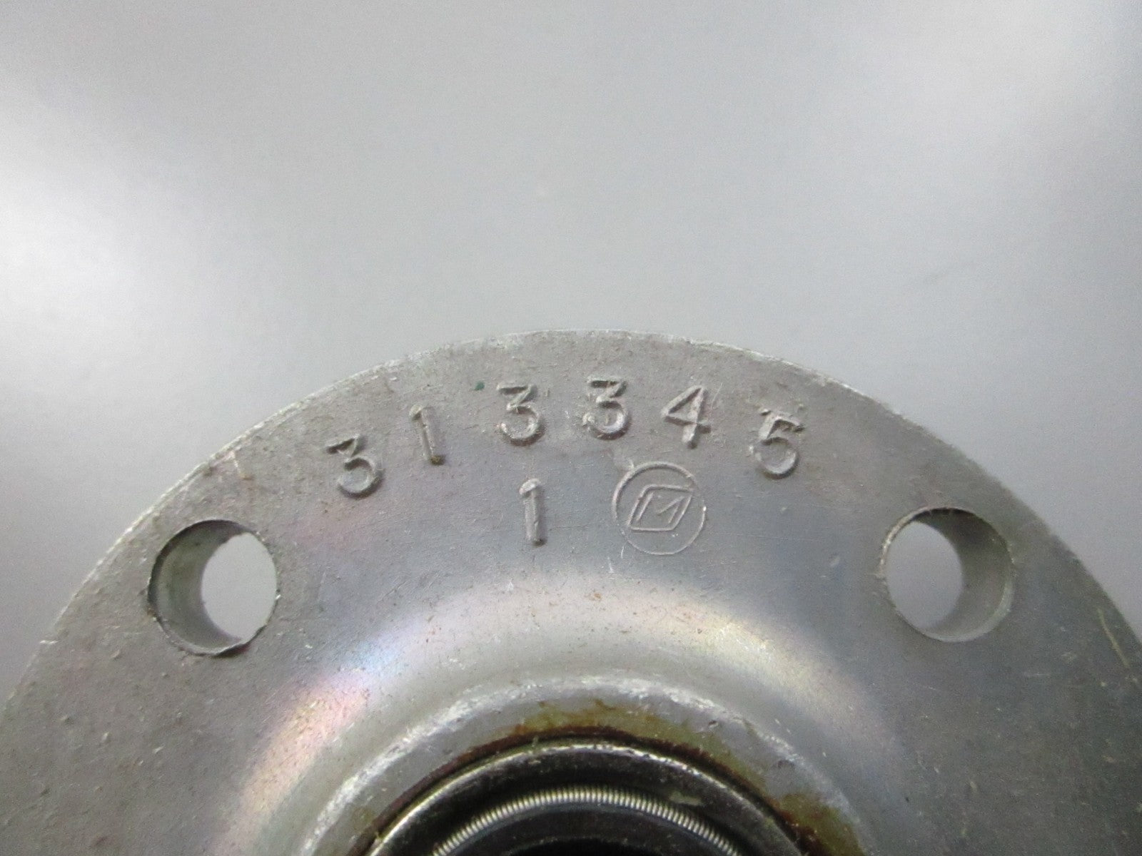 NEW OEM 383119 0383119 OMC Johnson Evinrude Bearing Housing & Seal Ay 0810