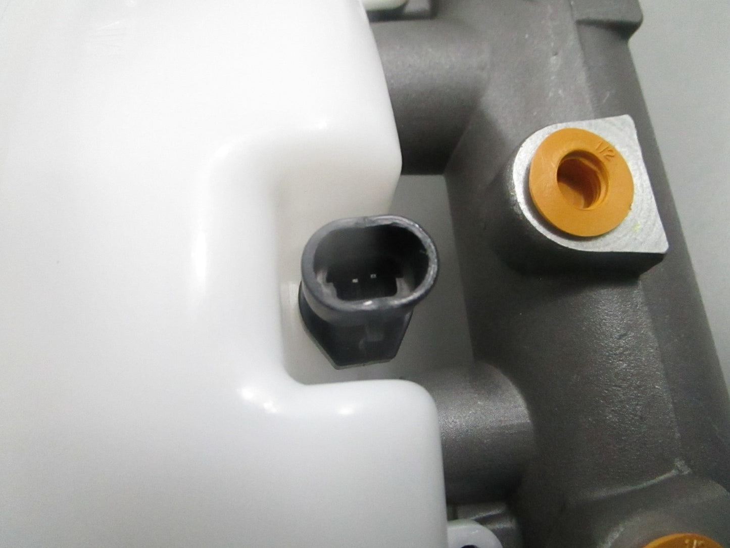 NEW Carquest Wearever MCA630035 New Master Brake Cylinder 0720