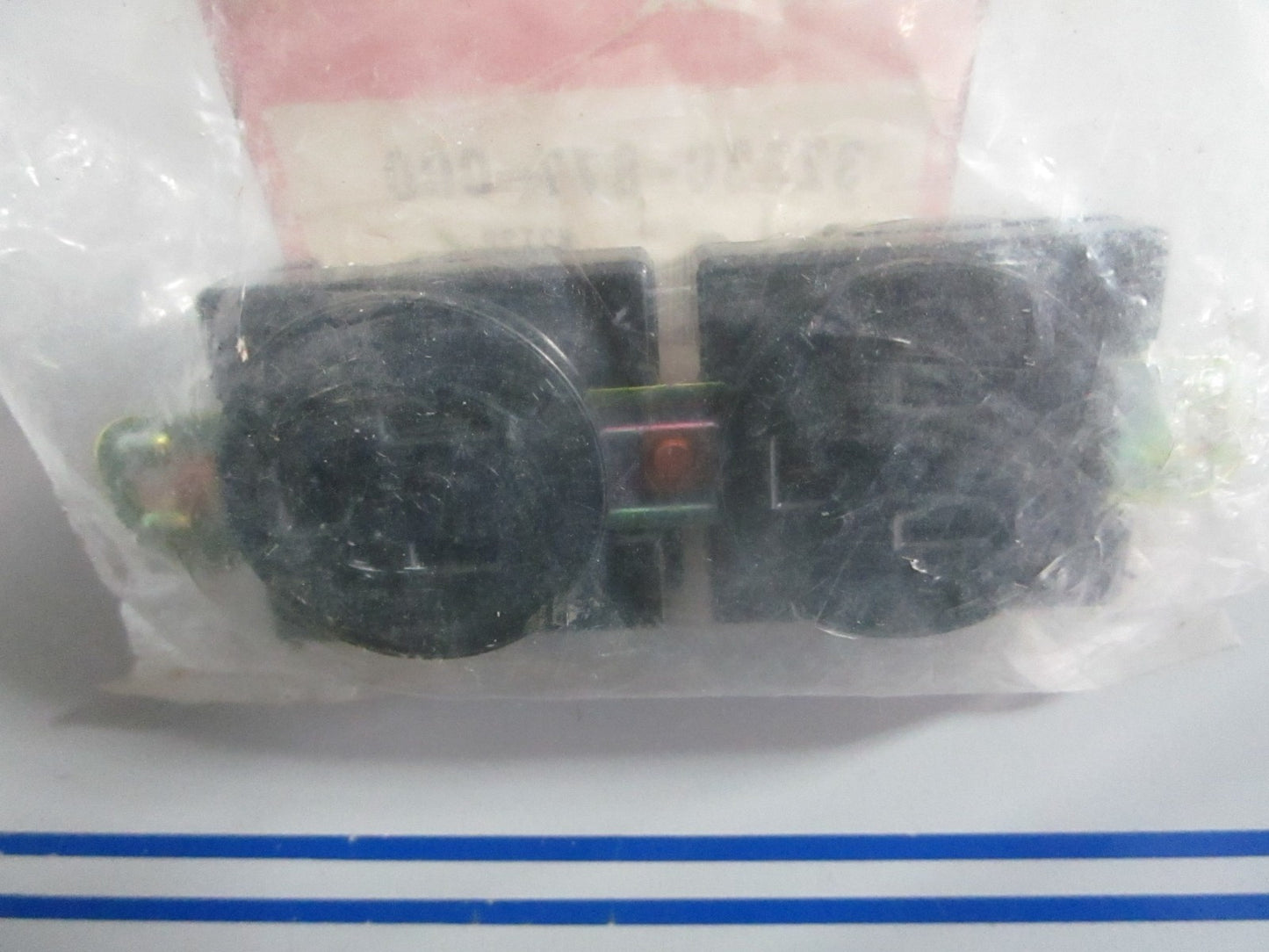 NEW OEM 32330-877-000 Honda Receptacle 0820