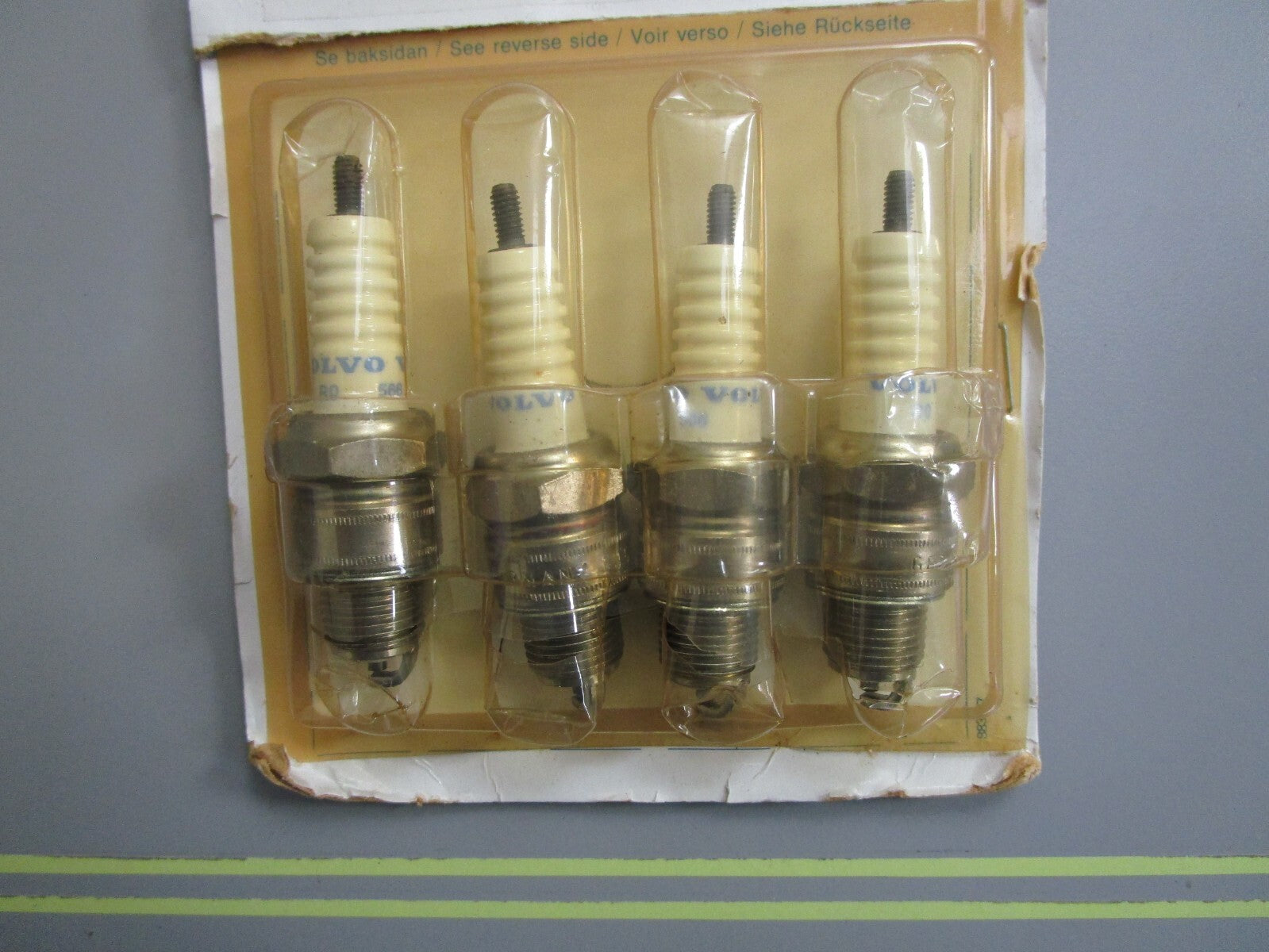 *NEW OEM* (LOT OF 4) 0810 Volvo Penta Spark Plug 876123