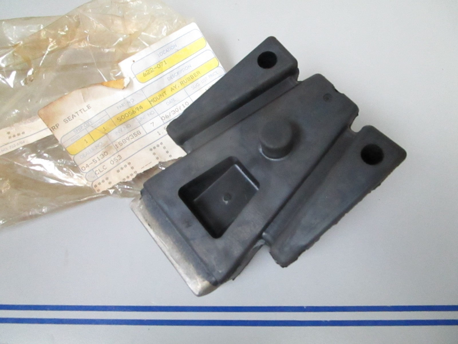 *NEW OEM* 0720 OMC Johnson Evinrude Lower Rubber Mount 5005694