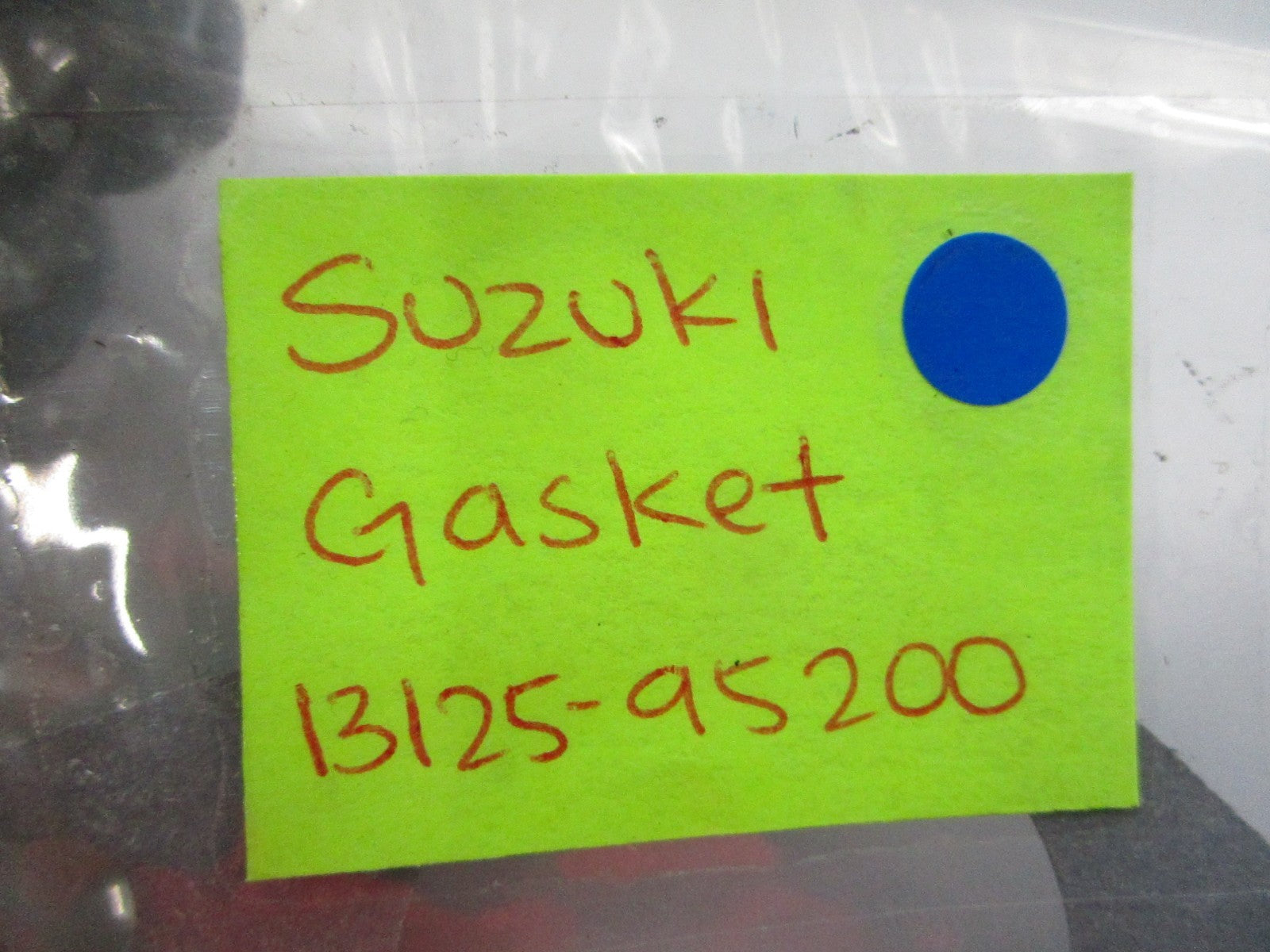 NEW OEM 13125-95200 Suzuki Gasket 0810