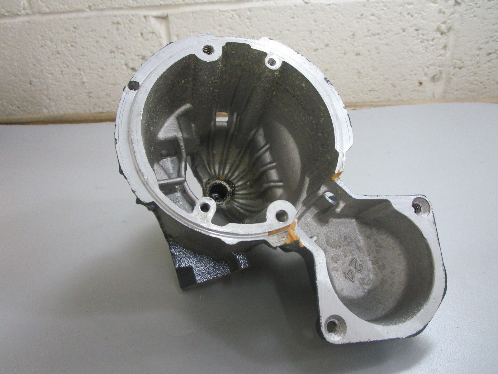 *NEW OEM* 0820 OMC Johnson Evinrude Drive Housing 914392 0914392 10496270