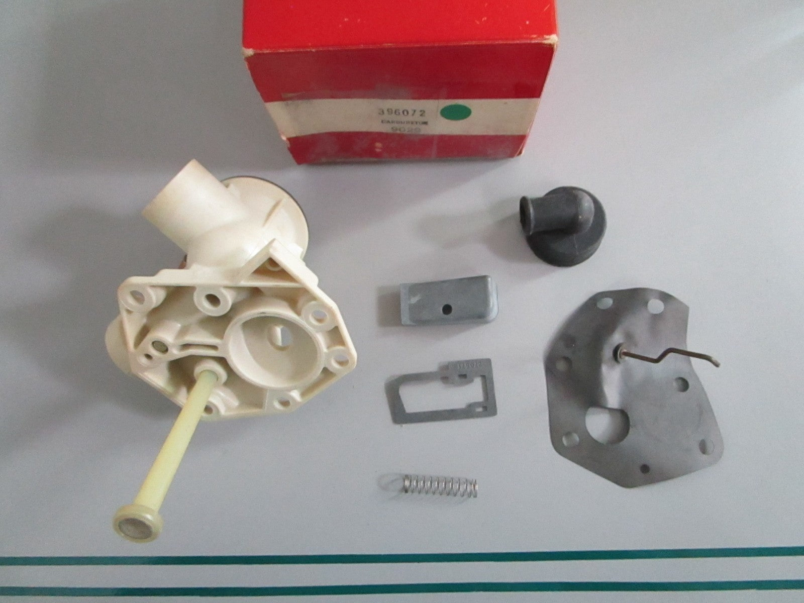NEW OEM 396072 Briggs & Stratton Carburetor 0820