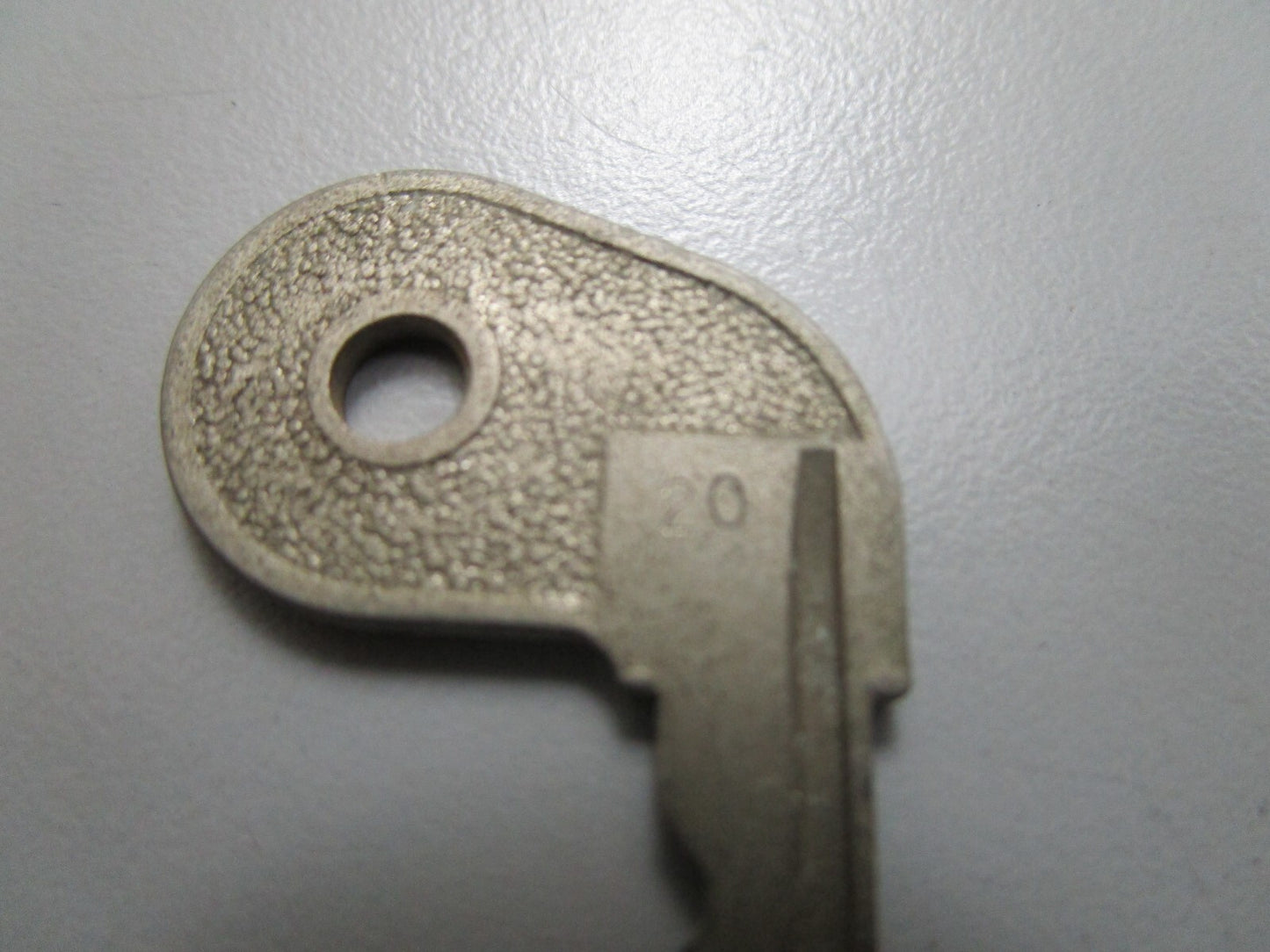 *NEW OEM* 0810 OMC Johnson Evinrude Ignition Key 73-20 501785 0501785