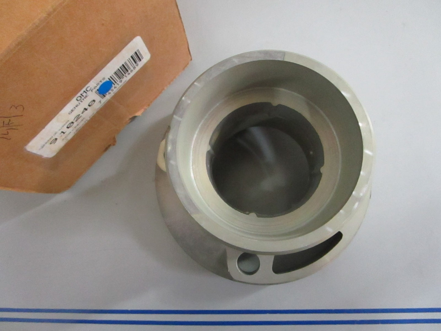 *NEW OEM* 0820 OMC Johnson Evinrude Bearing Housing 910240 0910240