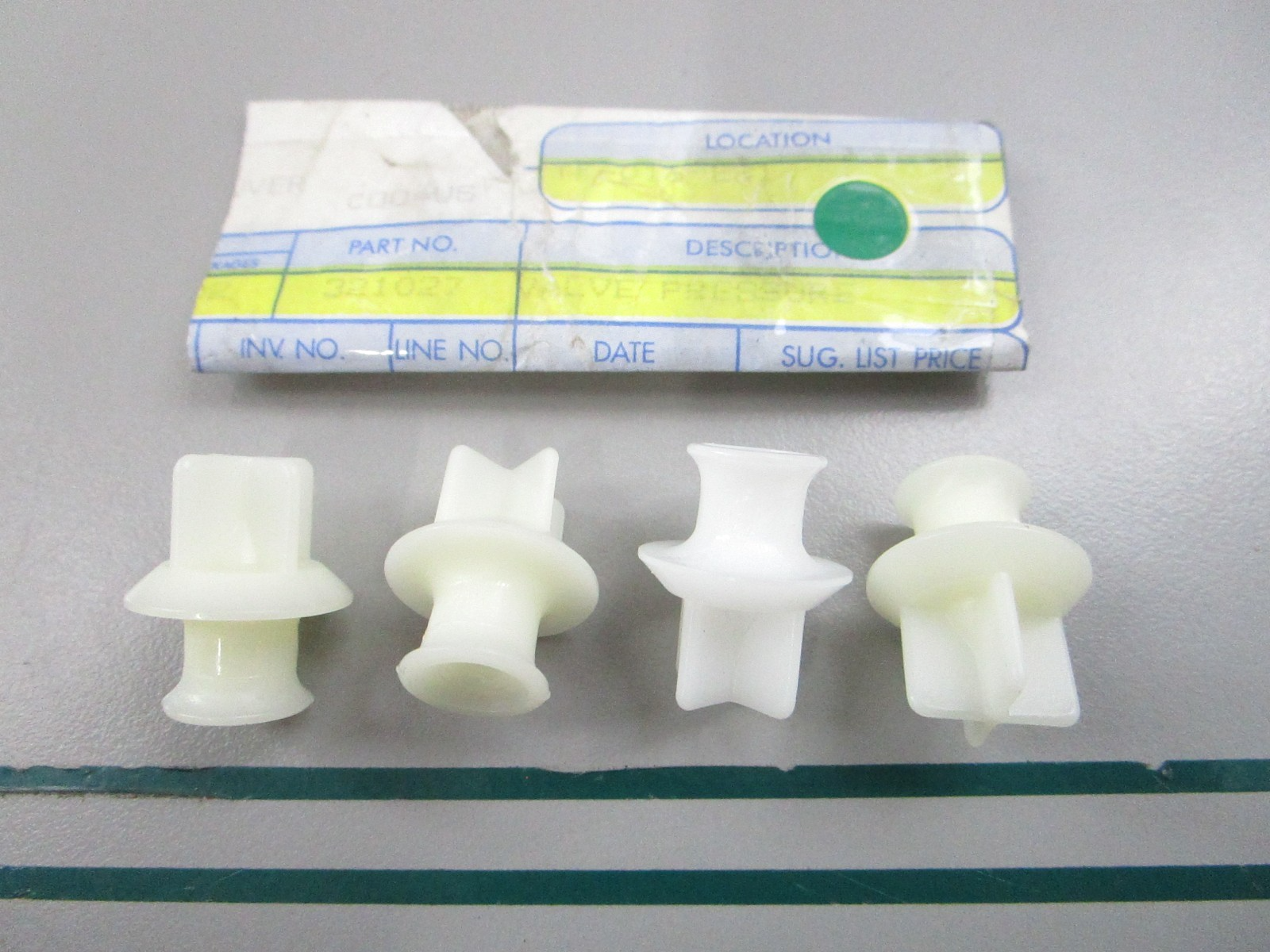 NEW OEM (LOT OF 4) 321027 0321027 OMC Johnson Evinrude Pressure Valve 0810