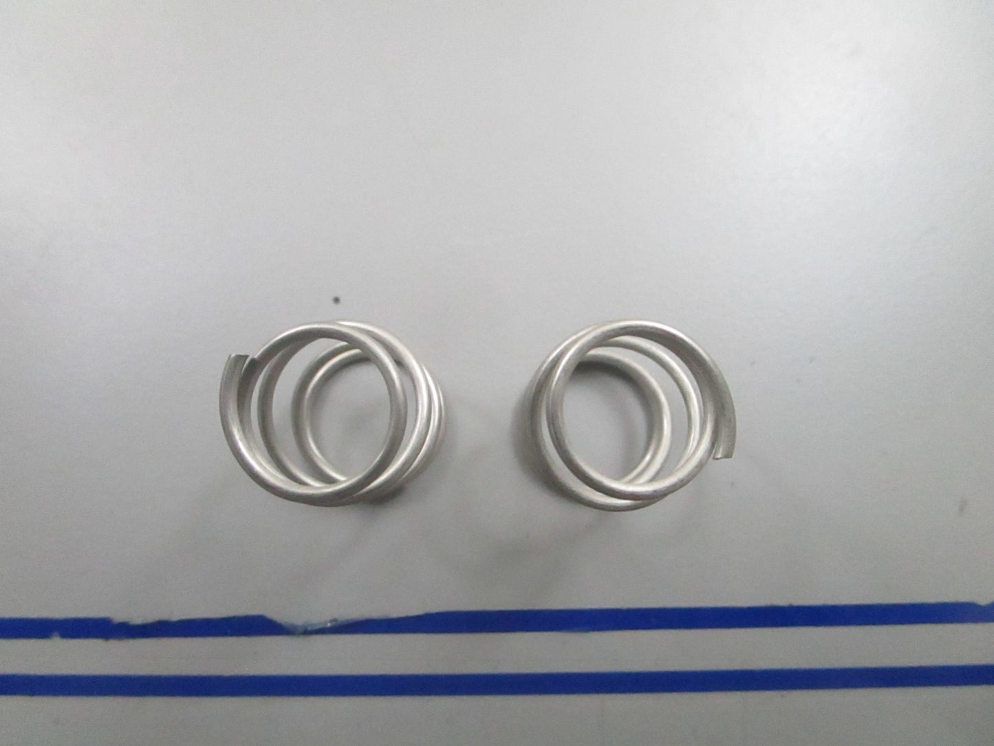 *NEW OEM* (LOT OF 2) 0810 OMC Johnson Evinrude Spring 321053 0321053