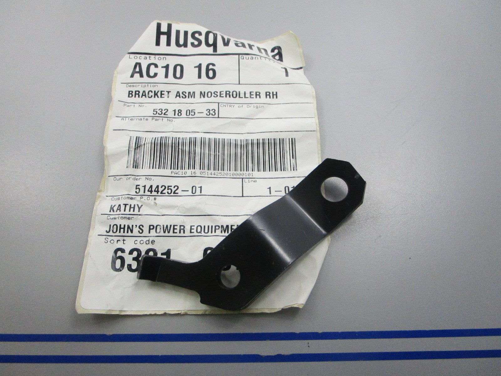 NEW OEM 532180533 Husqvarna Noseroller RH Bracket Assembly 0810
