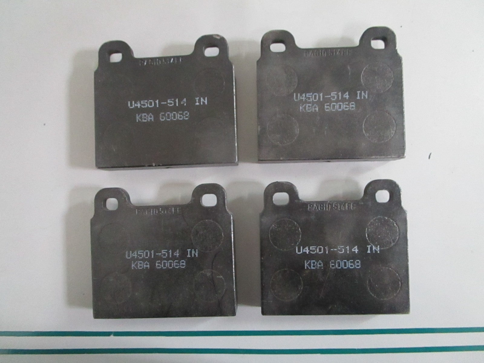 NEW OEM 0014207720 Mercedes-Benz 4 Brake Pad Set 0820