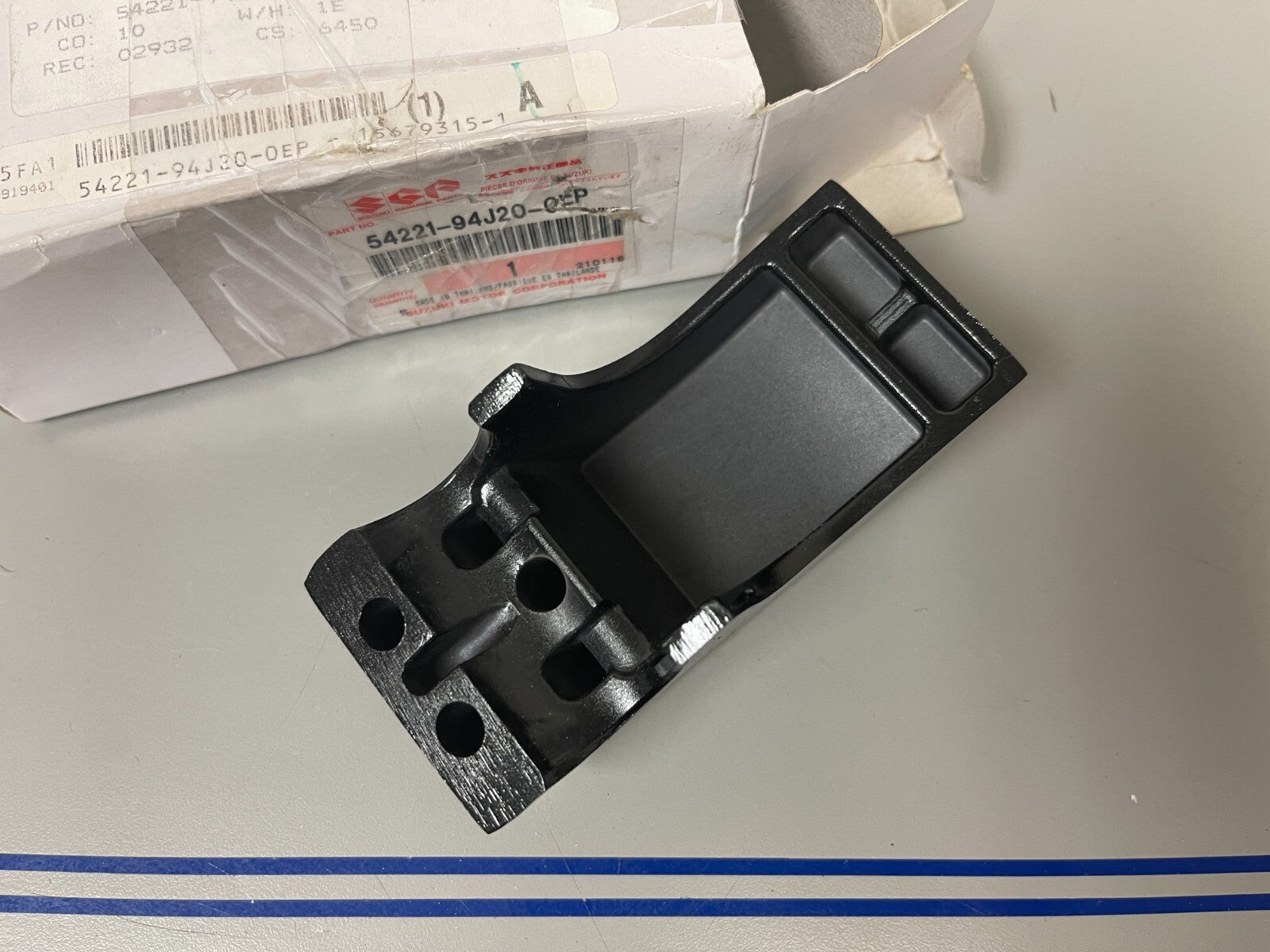 *NEW OEM* 0810 Suzuki Lower Mount Port Cover 54221-94J20-0EP