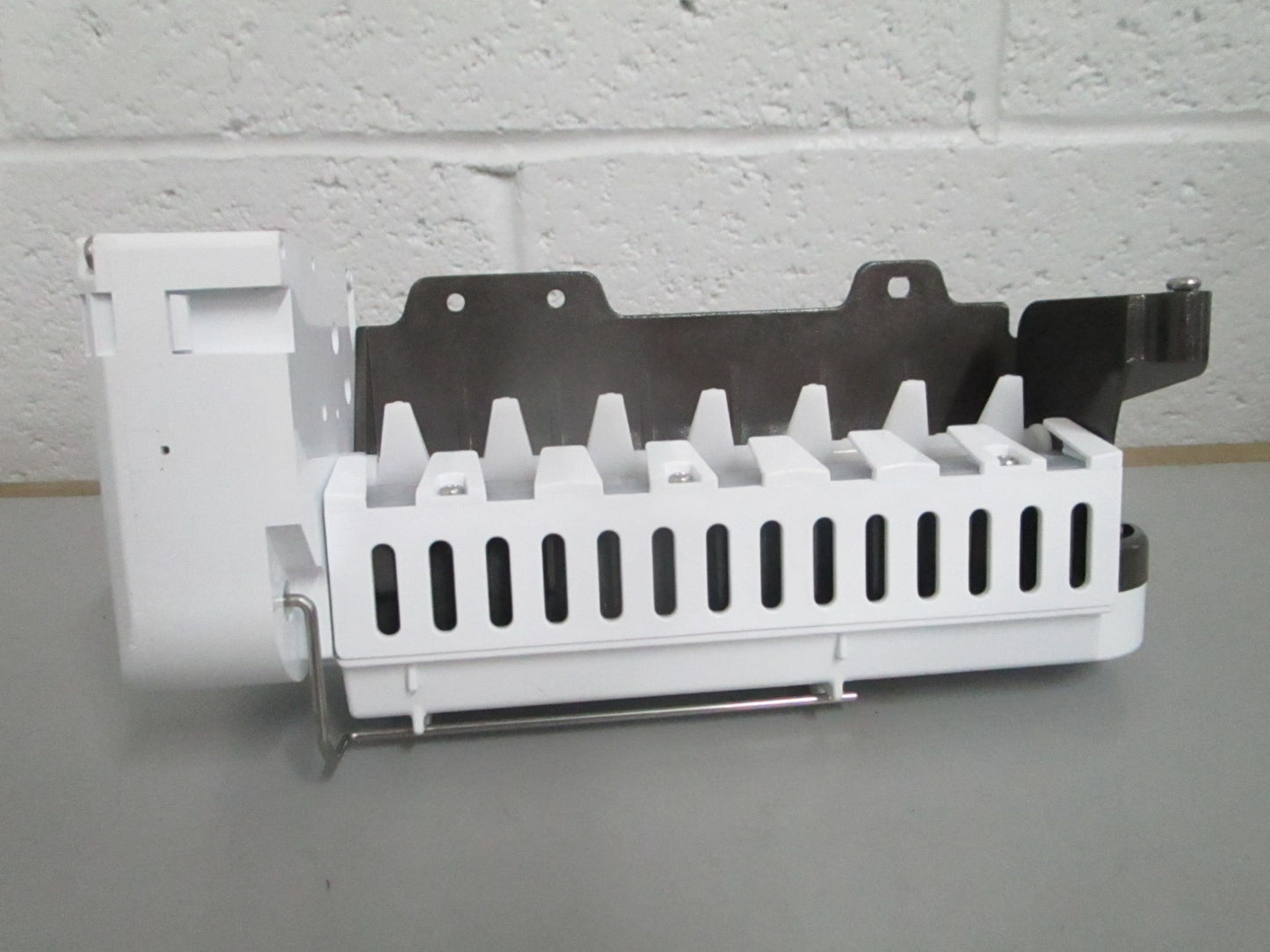 *NEW OEM* 0820 LG Ice Maker Assy AEQ73209906