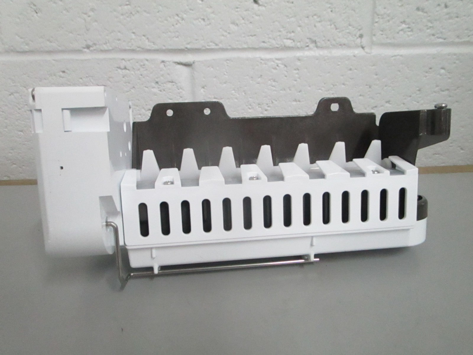 *NEW OEM* 0820 LG Ice Maker Assy AEQ73209906