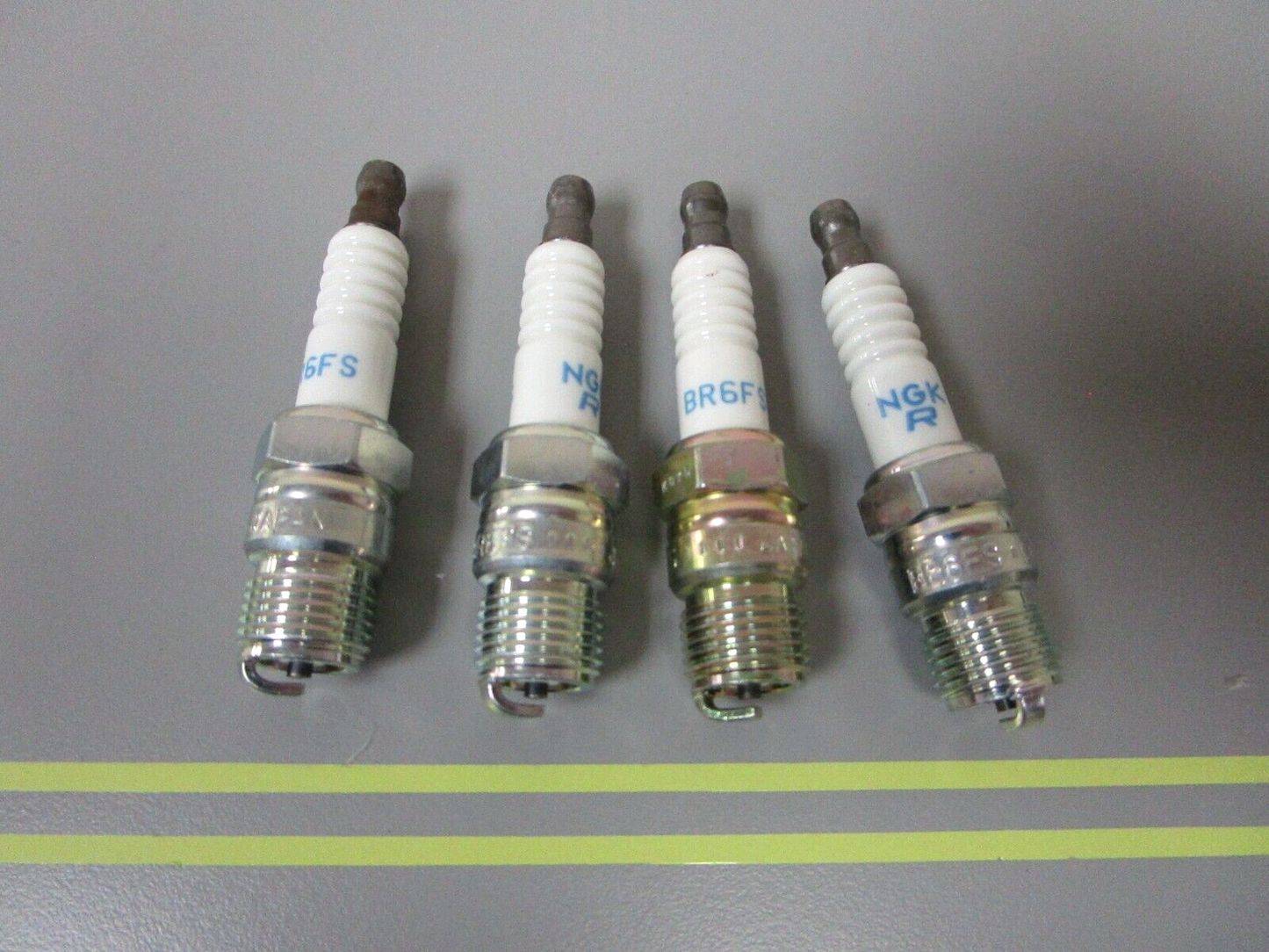 *NEW* (LOT OF 4) 0810 NGK Spark Plug BR6FS